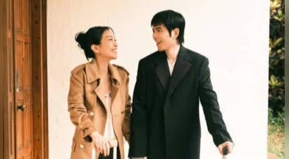 萧敬腾携爱妻林有慧拍大片 夫妻俩对视“糖分超标”