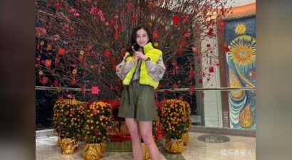 54岁李嘉欣晒新春照，桃花树下笑颜如花，奇怪穿搭却遭网友吐槽！
