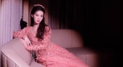 金晨粉色羽毛裙造型 蝴蝶结点缀少女心满满