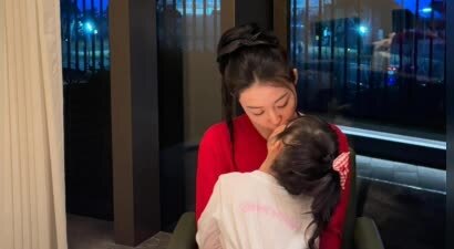 潘玮柏老婆晒娃！4岁女儿首度公开好可爱，宣云和女儿亲亲好有爱