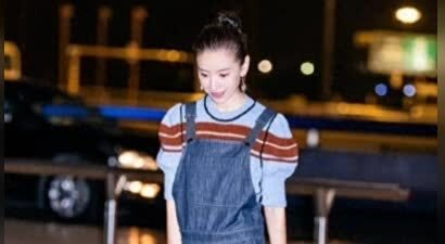 44岁董洁走机场惊艳，穿背带裤美如少女，和其他人不在一个图层