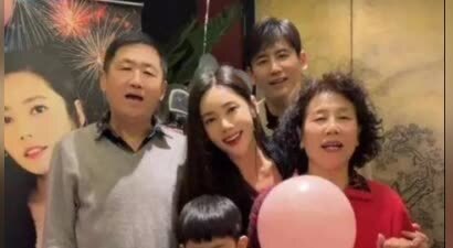 于晓光父母为秋瓷炫举办生日宴 一家人扭秧歌拍照气氛欢乐