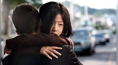 被霸凌、虐待、妈妈抱着她自杀…还说她命好？
