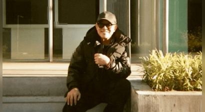 李连杰INS晒日本旅游照：手拿佛珠半靠栏杆拍照，晒着阳光好惬意