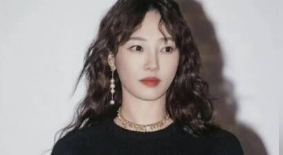 41岁白百何婚后烫了大波浪，一改往日清纯形象，美得像是变了个人