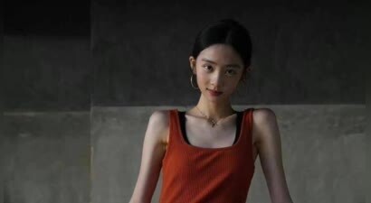 黄多多被偶遇，五官漂亮身板单薄，发量惊人惹人羡慕