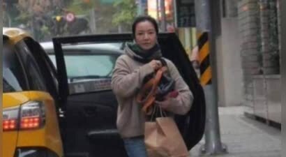 阿雅现身佛堂为大S祈福，手捧大S遗物表情严肃，为好姐妹诵念经文