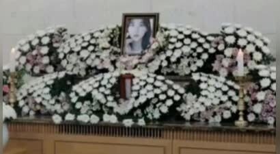 金赛纶灵堂曝光！布置简陋仅几束花，父亲透露是A某逼死女儿