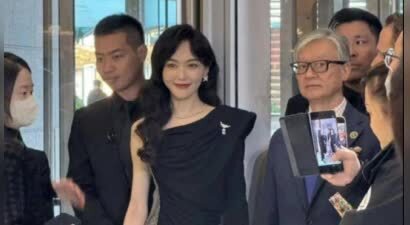 41岁唐嫣留回长发，穿紧身裙烫卷发美得出奇，深夜街头工作太敬业