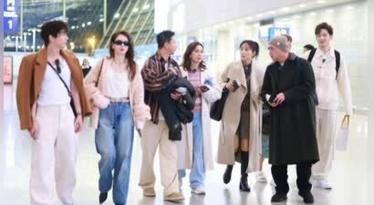 韩庚卢靖姗等夫妻团现身机场 出发录制《妻子的浪漫旅行2025》