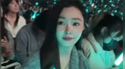 宋轶看单依纯演唱会 挥舞荧光棒气质温柔