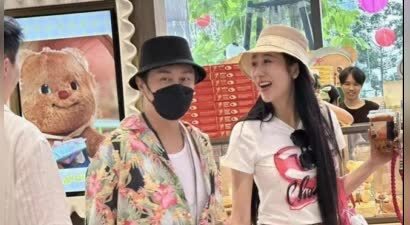 陈浩民和老婆在韩国牵手逛街，蒋丽莎身材超好，不像4个孩子的妈