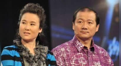 唐鉴军的负心情史，与原配离婚娶搭档，53岁和小美女牵手再起风波