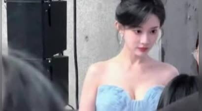 孟子义一袭蓝裙亮相 清新优雅气质出众