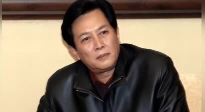 72岁唐国强近照，嘴巴紧闭脸部发黑，走路小心翼翼，精神状态良好