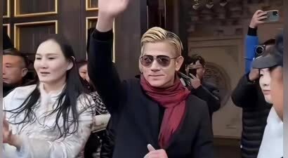 郭富城又回安徽岳父家！投资马场被高规格接待，还带保镖贴身保护