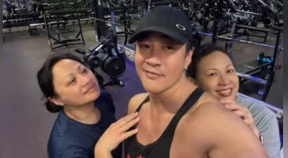 何润东健身房自拍秀肌肉 线条分明尽显健美风采