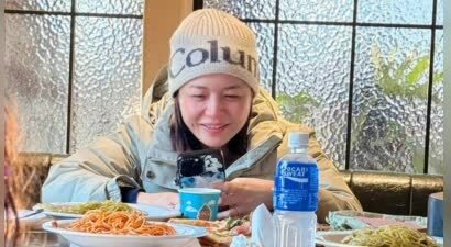 网友偶遇陈妍希离婚前带儿子游玩，戴婚戒素颜现身，笑容满面