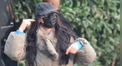 迪丽热巴出发录制综艺路透 微笑向粉丝打招呼状态极佳
