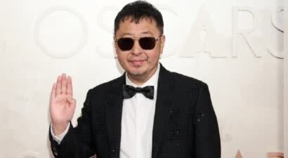 贾樟柯亮相第97届奥斯卡金像奖红毯