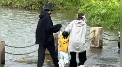 网友偶遇张若昀唐艺昕带女儿踩水 一家三口背影超温馨