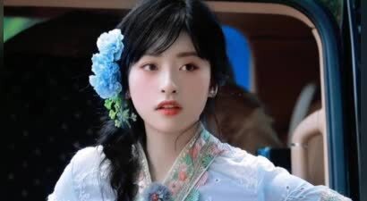 沈月身着傣族服饰展露甜美笑容 侧编麻花辫点缀花朵尽显清新气质
