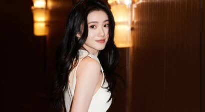 刘浩存穿纯白色短裙亮相，美腿吸睛，笑容超治愈！