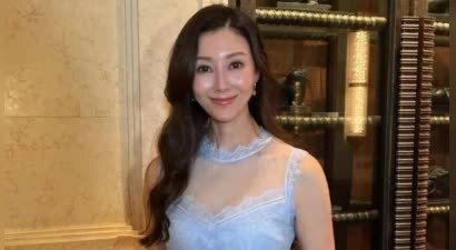 54岁李嘉欣近照曝光，脸变长腰也粗了，网友感慨美人迟暮
