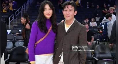 44岁陈冠希和妻子秦舒培合影，一起看NBA比赛，略显沧桑消瘦