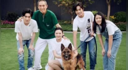 74岁张艺谋，巴黎名媛舞会蹲地给43岁妻子拍照，宠妻的幸福惹人羡