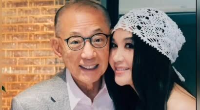 英皇集团杨受成83岁生日，温碧霞备蛋糕为其庆生，合照亲密如父女