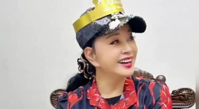 75岁刘晓庆陷财务危机，远赴美国巡演，穿红金配色的新中式唐装演一代女皇