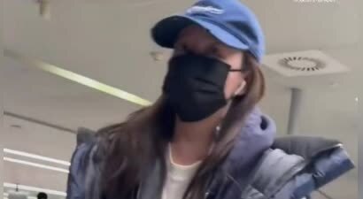 阚清子疑似怀孕后首次现身机场 休闲保暖装扮低调出行