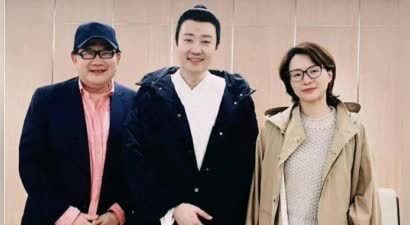 52岁董卿现身上海话剧院，穿风衣戴黑框眼镜，气质依旧惊艳