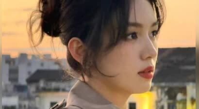 周也身穿风衣化身港风美女 俏皮可爱