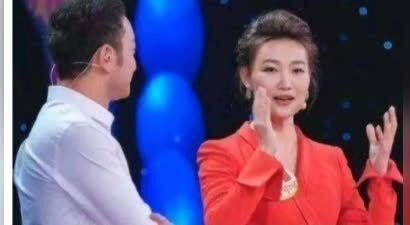 央视一姐摘掉假发之后，瞬间年轻10岁，头发原来真盖年龄