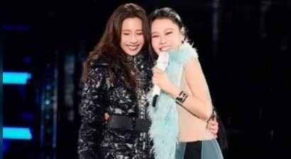 54岁莫文蔚舞台突发意外，被袁娅维腾空抱起，拒绝《歌手》邀请