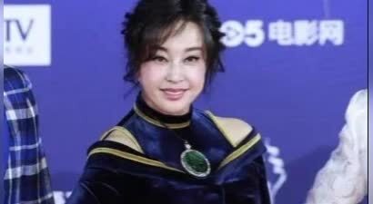 70岁刘晓庆四婚四离却不生子？亲揭残酷真相：孩子不该为人生买单