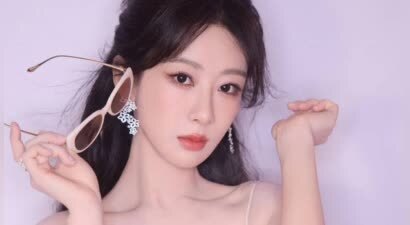 杨紫穿碎花吊带裙清纯明媚 表情灵动可爱