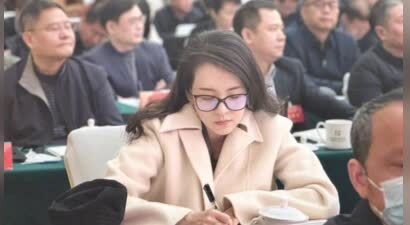 章子怡素颜开会照曝光！做笔记状态在线气质佳