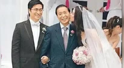李家诚空姐前女友近照曝光，50多岁身材火辣，长相酷似徐子淇
