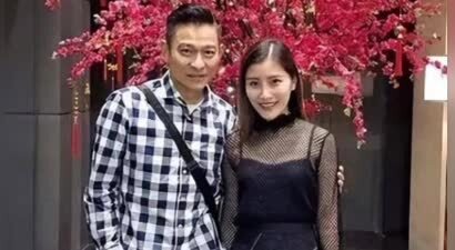 61岁刘德华罕见和小姨子同框，小姨子穿黑色透视装很迷人，34岁韵味十足