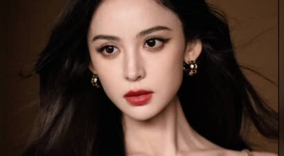娜扎穿吊带裙身材凹凸有致 露美背性感又优雅