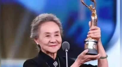 73岁重返娱乐圈，84岁勇夺影后！她是如何活出少女心的？