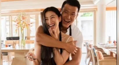 40岁朱珠放“丝婚”美照，小3岁老公背后宠溺环抱，女儿像妈妈