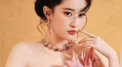 刘亦菲穿粉色花朵裙美丽明艳 气场大开