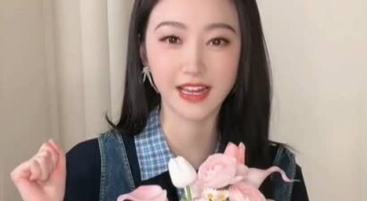 景甜术后首次现身直播间，透露自己去年年底因腿部受伤进行了手术