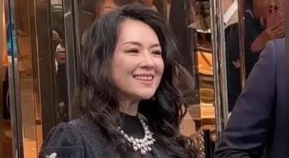 章子怡区别对待打工人引热议，对普通人甩白眼，对外国高层笑开颜