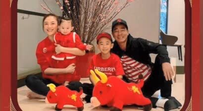 应采儿晒全家探班陈小春，父子仨同框像复制粘贴，网友：太像了！