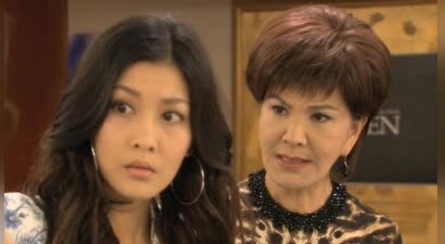 76岁夏台凤上海被偶遇，穿蕾丝内衣化浓妆，下巴硅胶感明显像假人